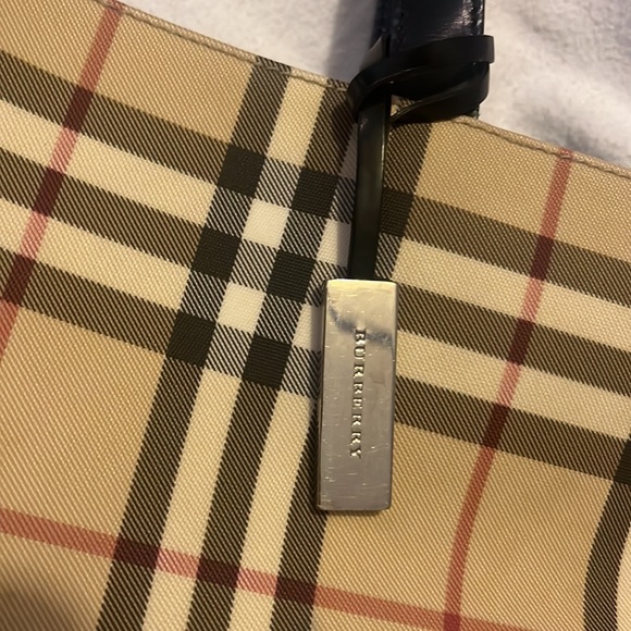 Burberry purse square open bucket-style w/ black pleather straps - Picture 7 of 9